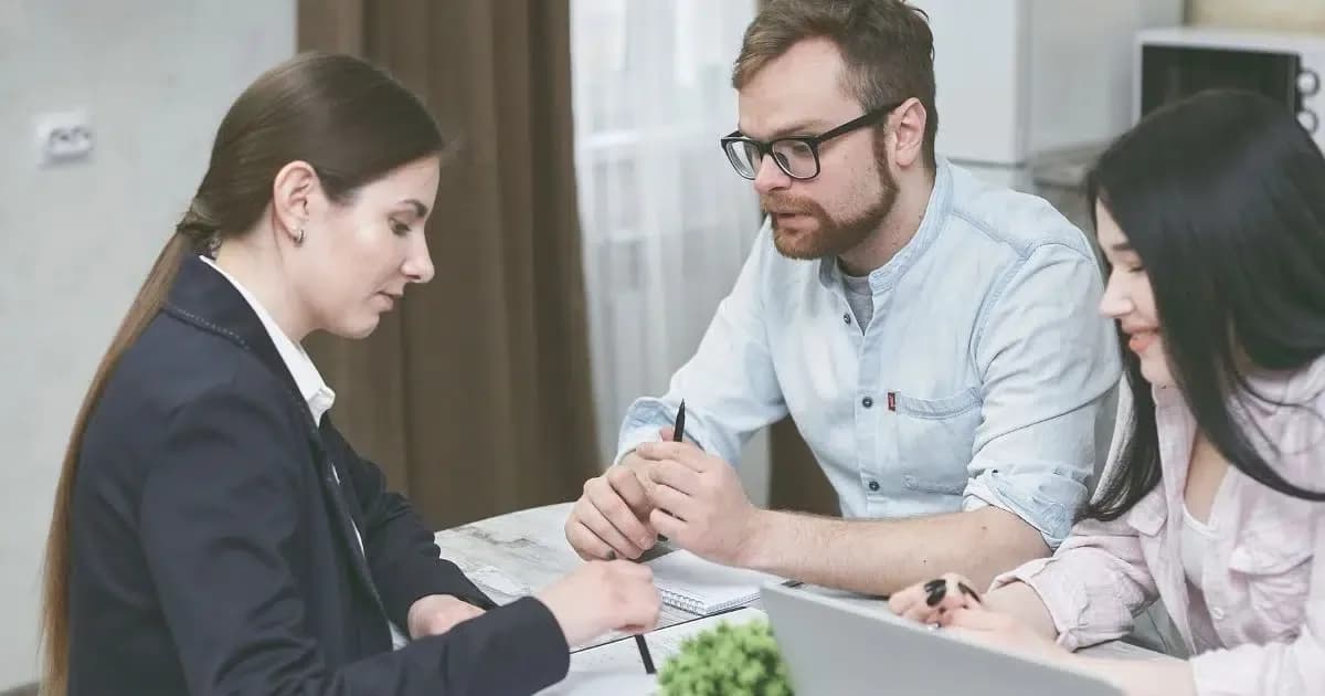 Jaký je rozdíl mezi šetřením a investováním?